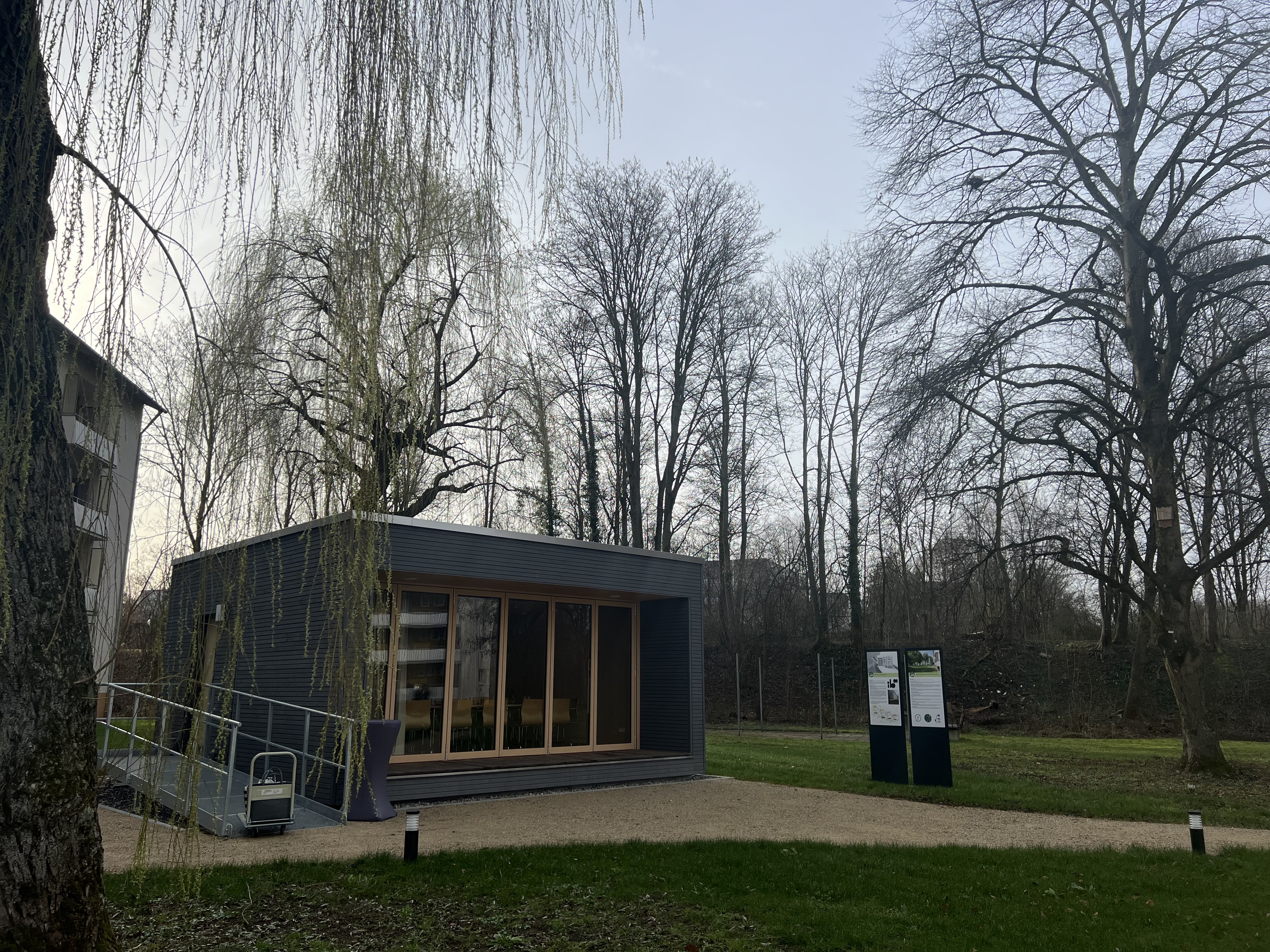 Kirchheim_Badwiesen_2_Pavillon mit Stelen.JPG
